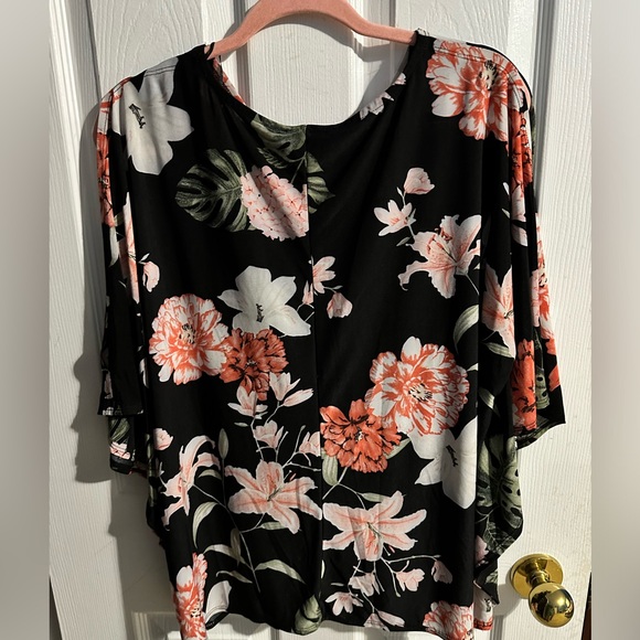 Floral 💐wrap shirt 👚 - Picture 2 of 6